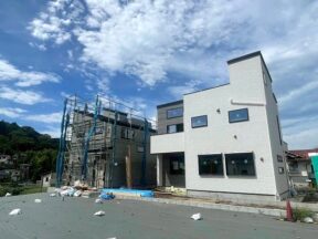 北鎌倉の高台　希少な「海軍通り」沿いに佇む全2棟【台　新築戸建】