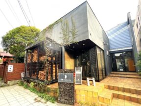 小町通りから脇道へ 落ち着いたエリアに佇む店舗【小町2丁目テナント 貸店舗】